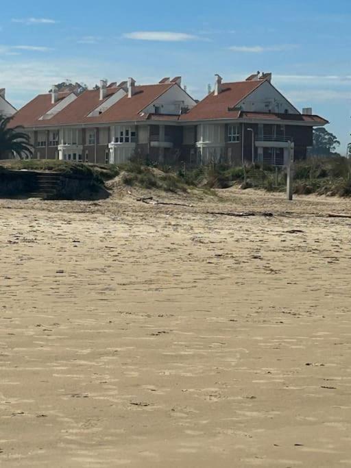 Playa De Berria -Apartamento Con Piscina Y Vistas Al Mar Сантонья Екстер'єр фото