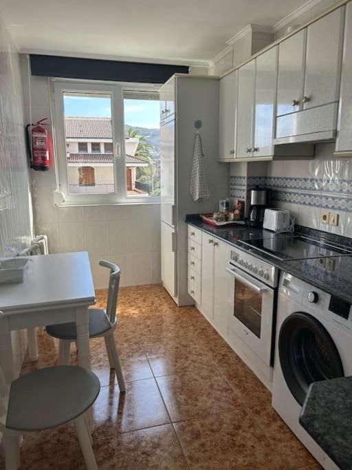 Playa De Berria -Apartamento Con Piscina Y Vistas Al Mar Сантонья Екстер'єр фото